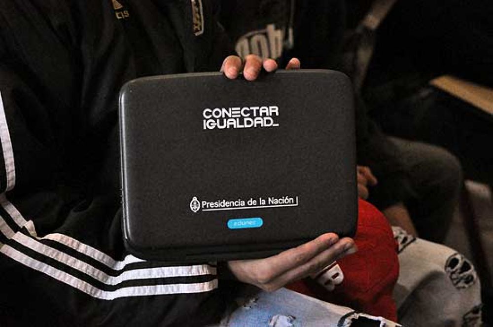 Entregaron m�s de 800 netbooks en la Escuela T�cnica N�2
