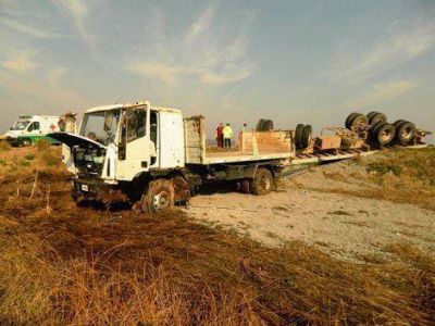 Volc� acoplado con escoria en la Ruta Provincial N� 51 