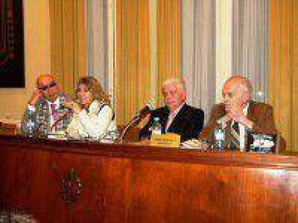 Portesi present� su libro �Ruido de Rotas Cadenas�: la UCR si de algo no se la puede culpar es de atentar contra la democracia, contra el estado de derecho