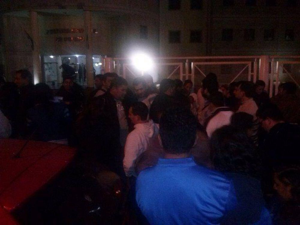 Tras la reuni�n con el Ministro, polic�as en conflicto levantan la protesta