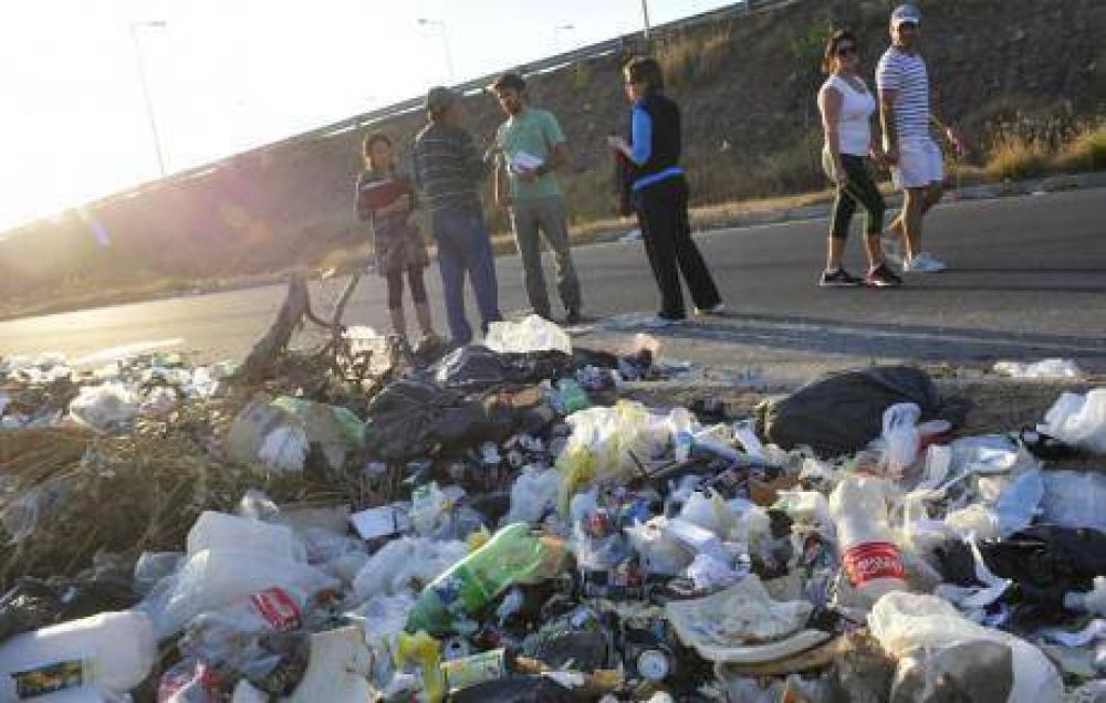 Quieren la basura lejos para armar una plaza