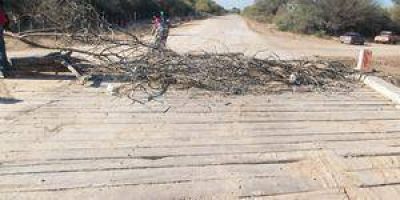 Agoniza un docente con ACV que no pudo pasar en un corte de ruta