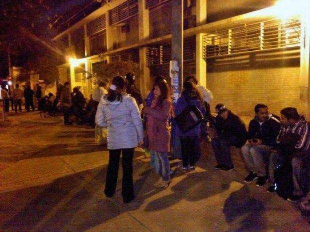 Pasan la noche afuera del IPV para presentar papeles