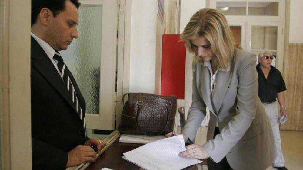 El�as de P�rez pide que el juez Bejas se inhiba en las causas contra el PE