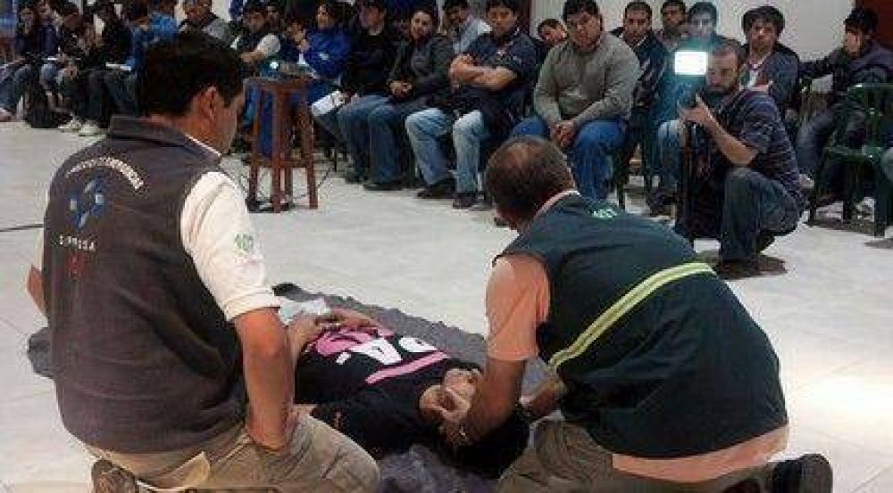 Capacitan a polic�as y empleados de estaciones de servicios