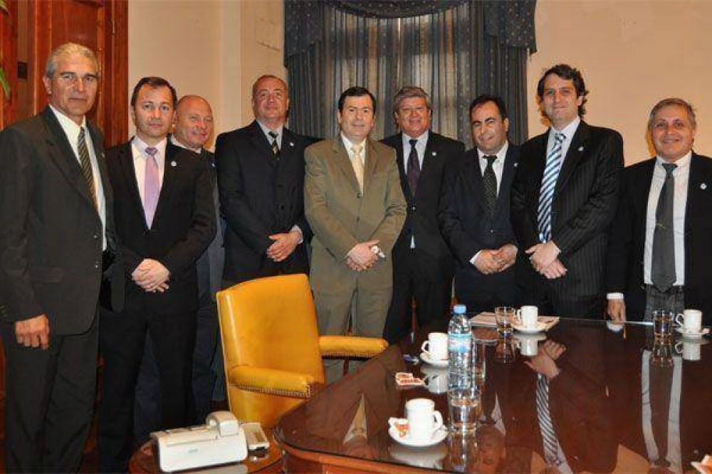 Zamora recibi� a representantes del Consejo de la Ingenier�a y la Arquitectura