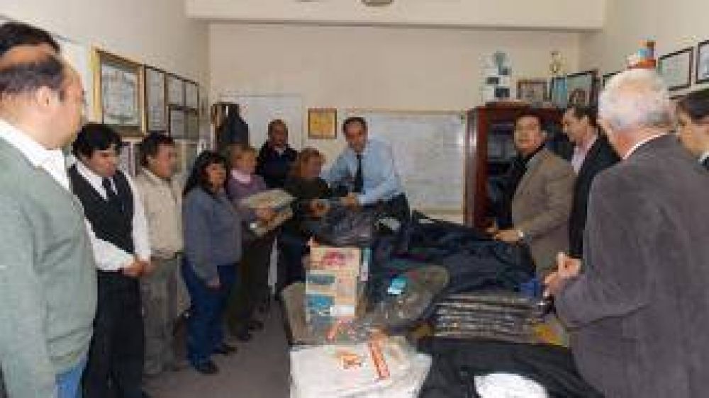 Se entreg� indumentaria a empleados del CD