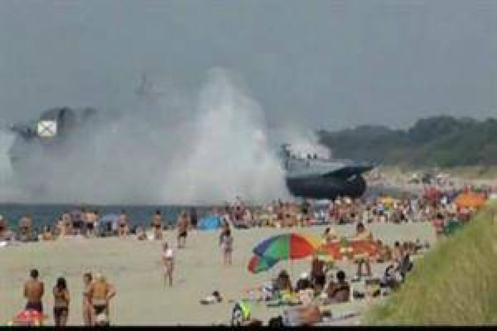 Un barco de guerra ruso casi aplasta a los turistas que disfrutaban de la playa