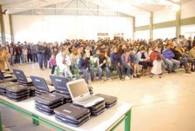 Entregaron las netbooks en la escuela N� 20
