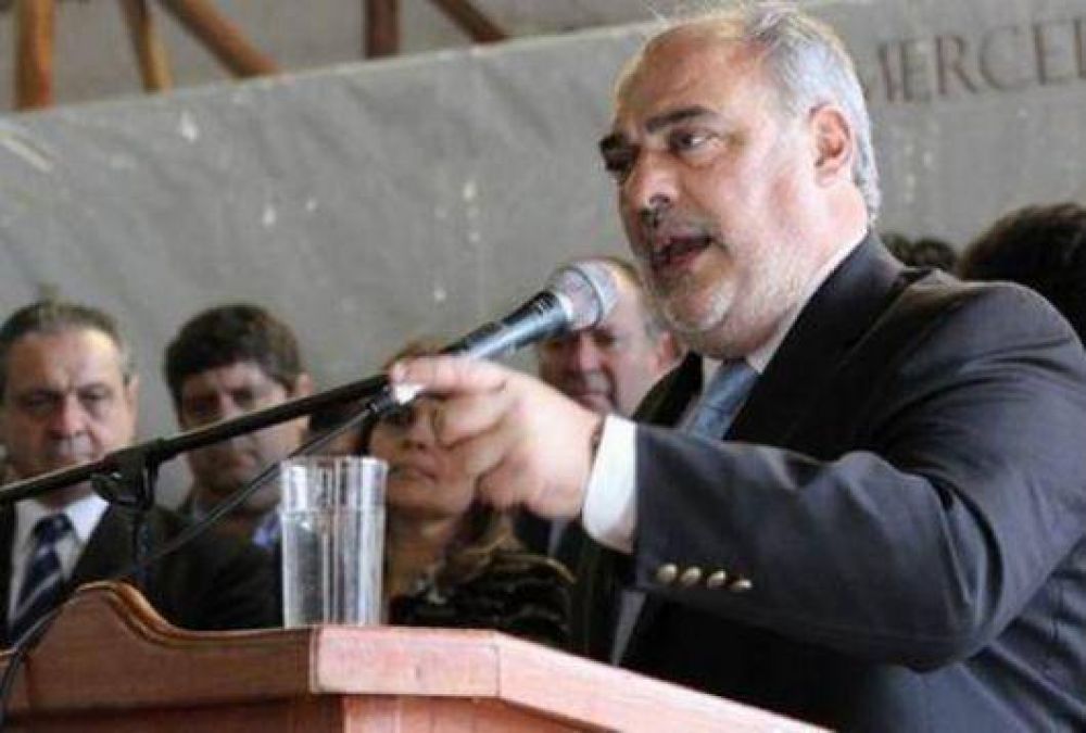 Los radicales siguen por territorios justicialistas