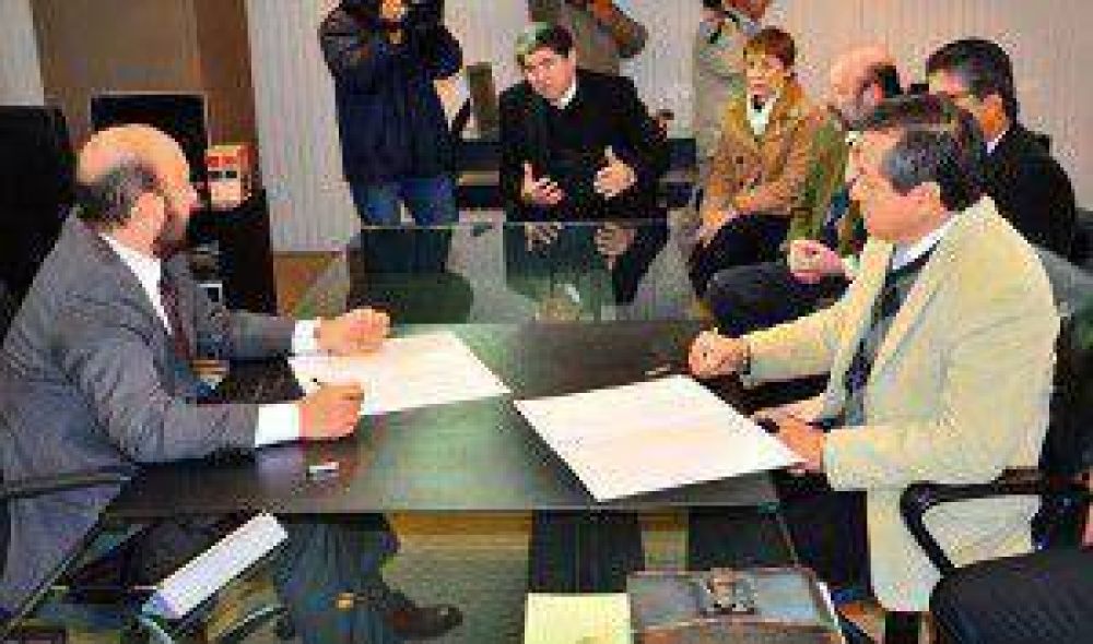 El gobernador Insfran acord la creacin de las licenciaturas en Matemticas y Agronegocios