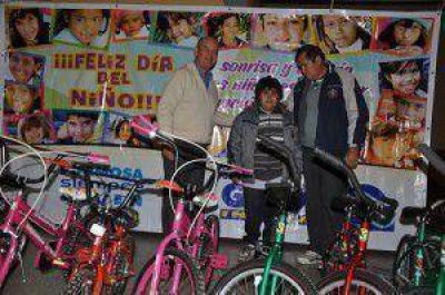 Gran agasajo a los ni�os en el polideportivo del barrio La Paz