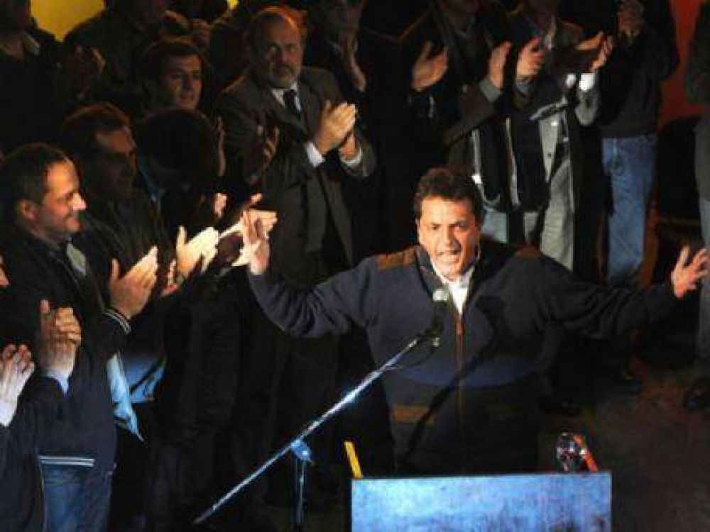 Subrayando la idea de unidad, Sergio Massa present� a sus candidatos en La Plata