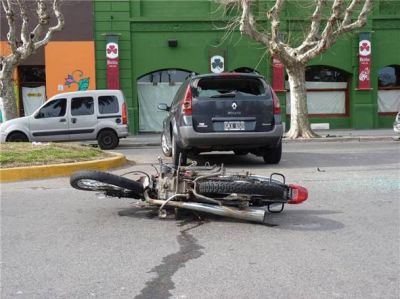 Una moto embisti� a un auto en la avenida Alsina