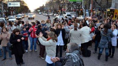 Marcha en San Rafael tras brutal agresi�n a maestras