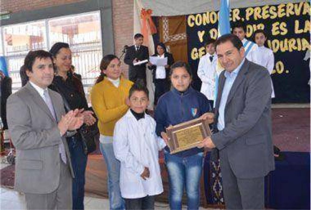 Distinguieron a Walter Flores por su trayectoria pedag�gica