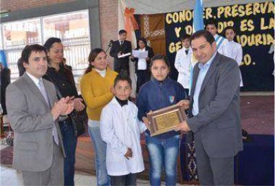 Distinguieron a Walter Flores por su trayectoria pedag�gica