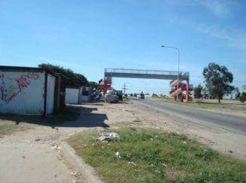 J�venes armados atracan automovilistas bajo el puente del Acceso Sudeste