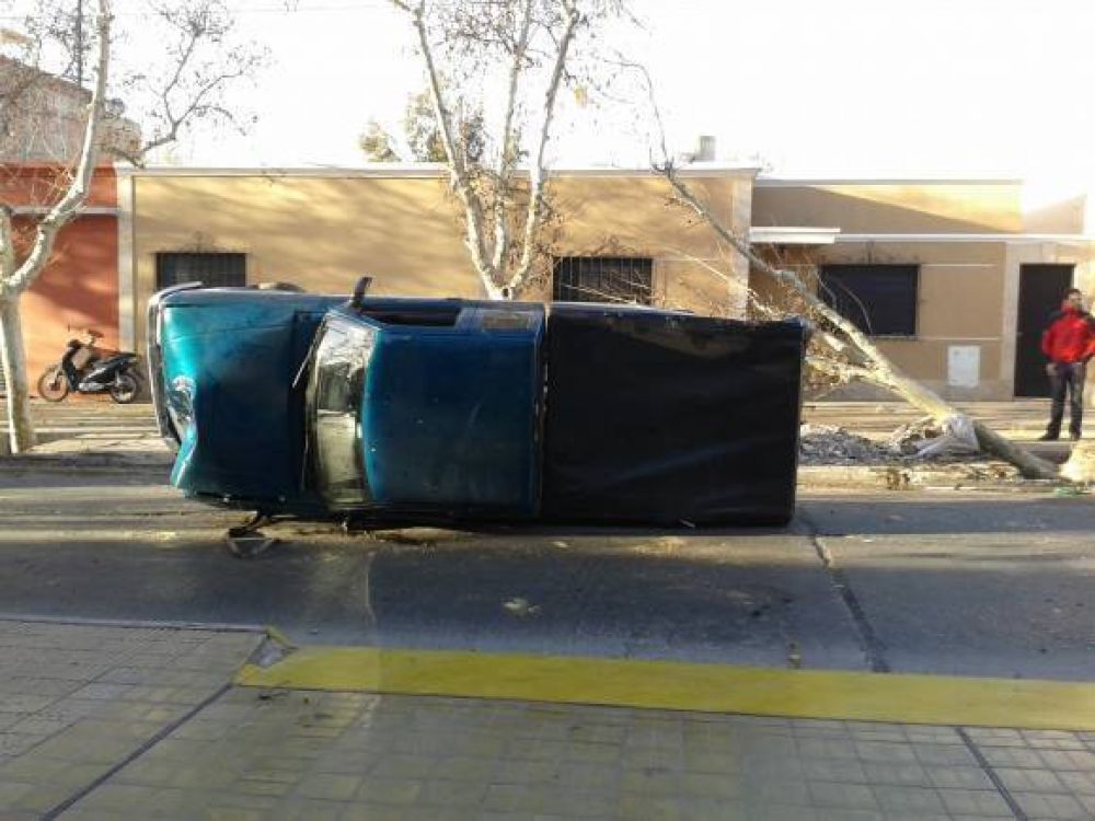 Espectacular accidente entre una camioneta y un auto