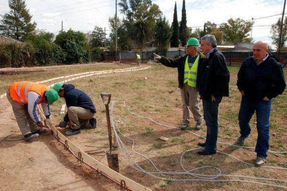 Avanza la construcci�n de una nueva plaza para el barrio El Claro