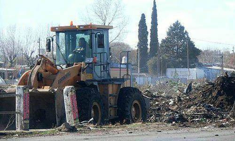 Una vez m�s, comenzaron a limpiar un conflictivo basural en Derqui