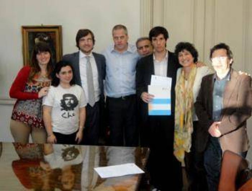 Instituciones educativas de Mor�n recibieron subsidios