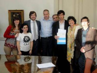 Instituciones educativas de Mor�n recibieron subsidios