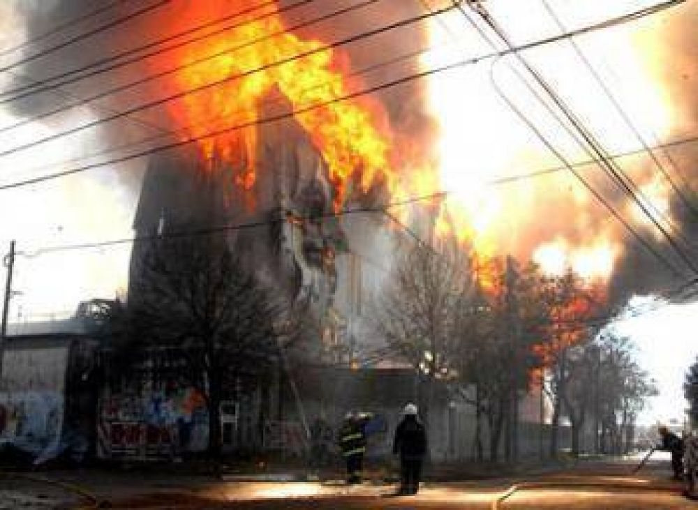 Incendio devor� la f�brica Tres Cruces