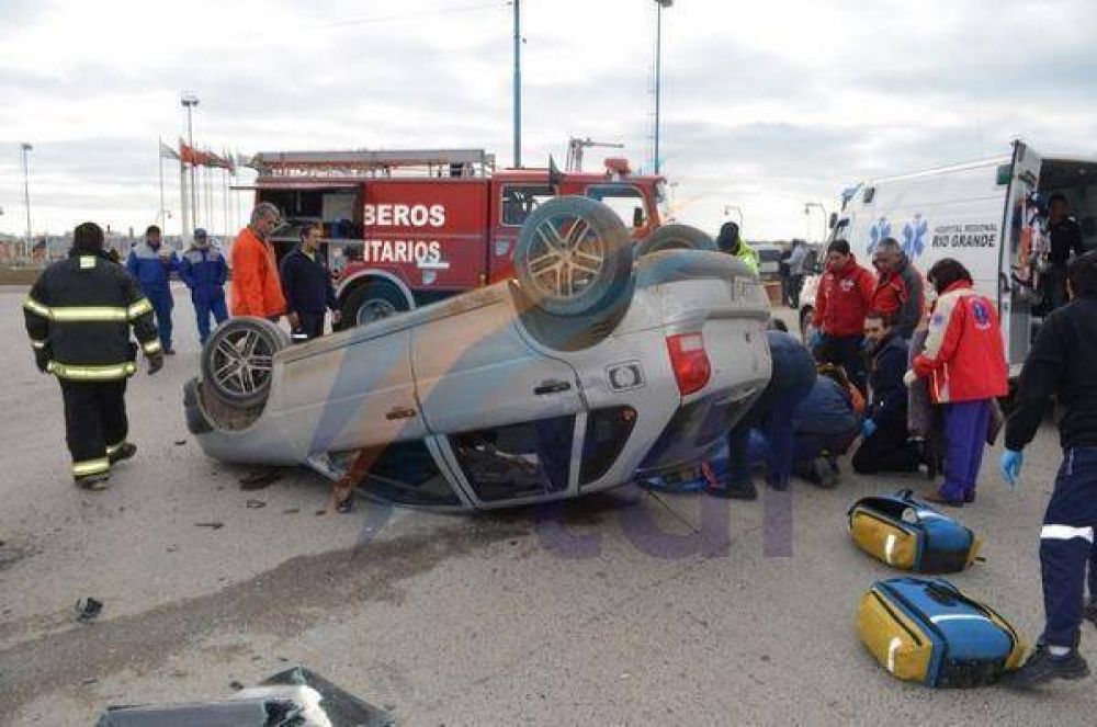 Impresionante choque y vuelco de un auto en la rotonda 