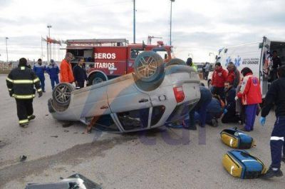 Impresionante choque y vuelco de un auto en la rotonda 