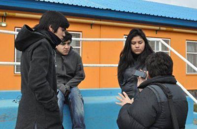 Estudiantes reclaman en apoyo a los docentes por mejoras en el colegio