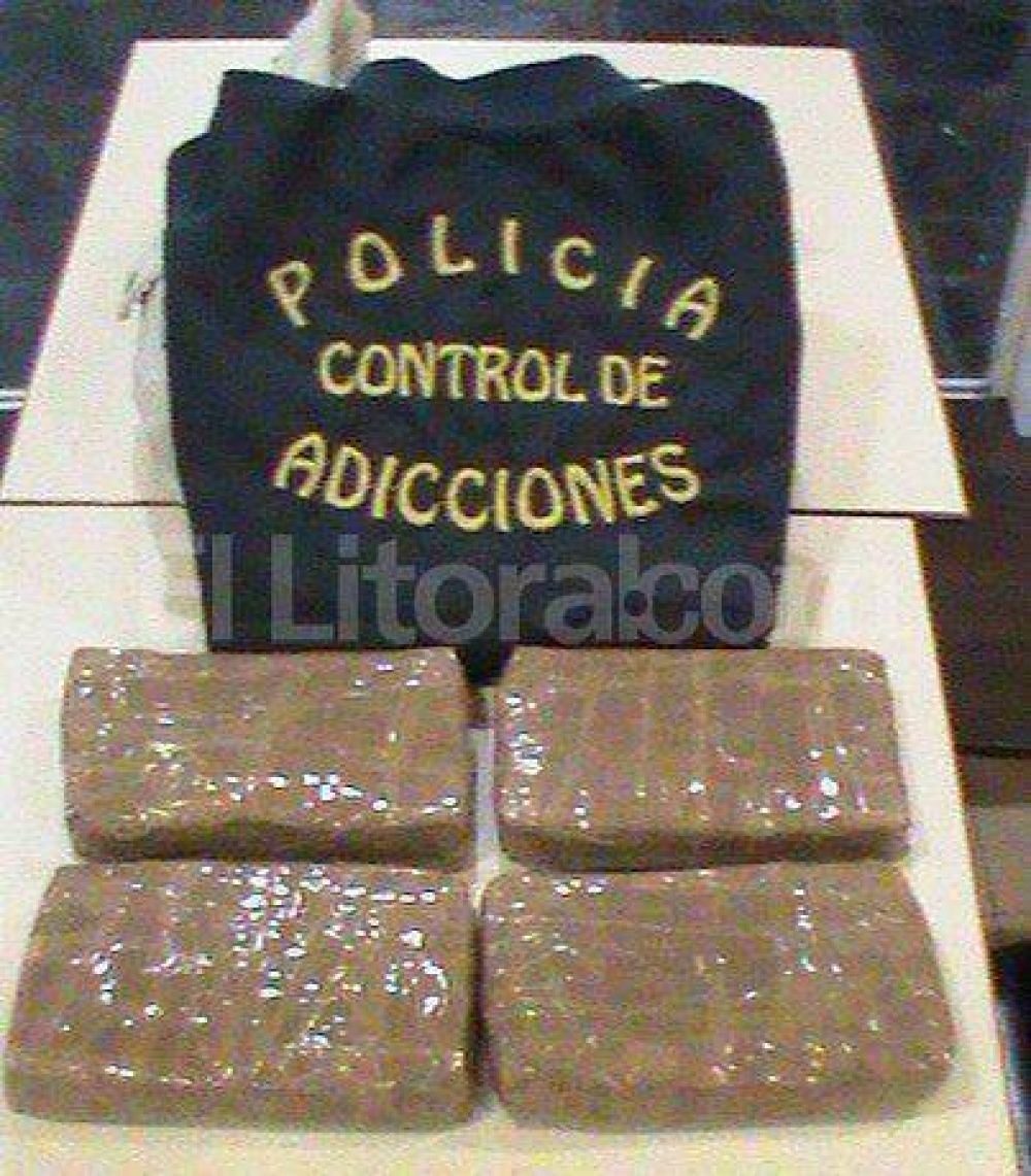 Secuestran 4 kilos de coca�na