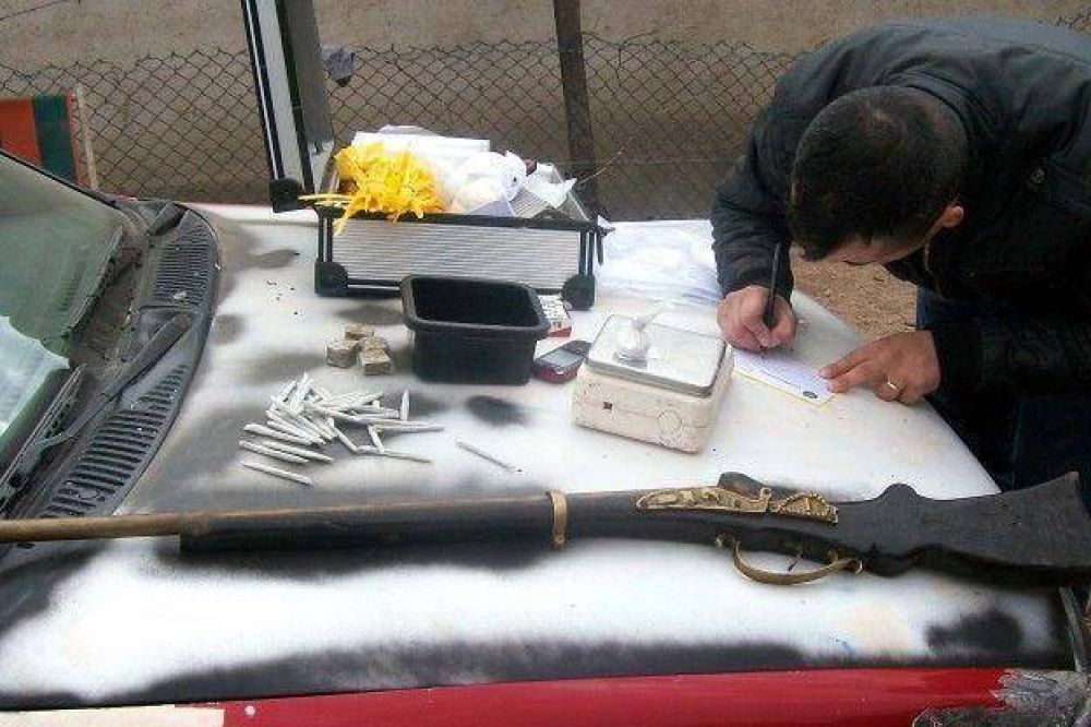 Carlos Paz: Secuestran drogas y armas que ten�a una patota
