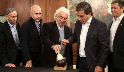 Culmin� la jornada para cincelar el c�liz papal