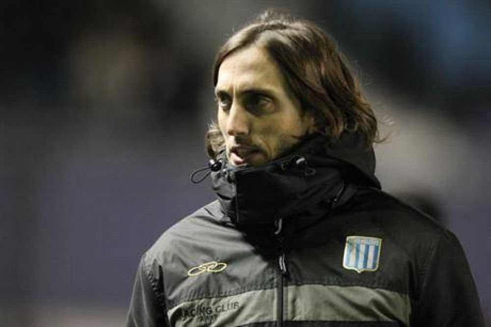 Por pedido de la dirigencia de Racing, renunci� Luis Zubeld�a