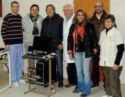 Entrega de un equipo de computaci�n al Hospital Dr. Posadas