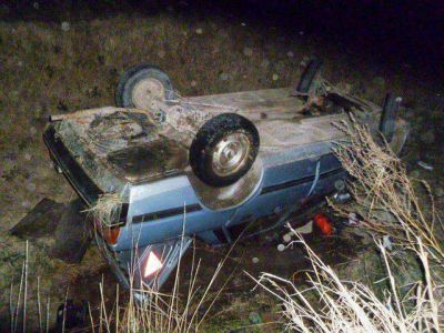 Impactante vuelco de un auto en el que viajaban 6 personas