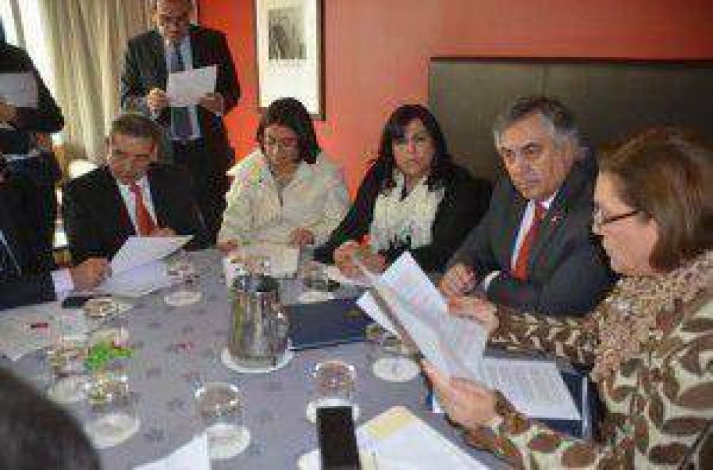 En Chile Beder particip� de la reuni�n de la comisi�n de Atacalar