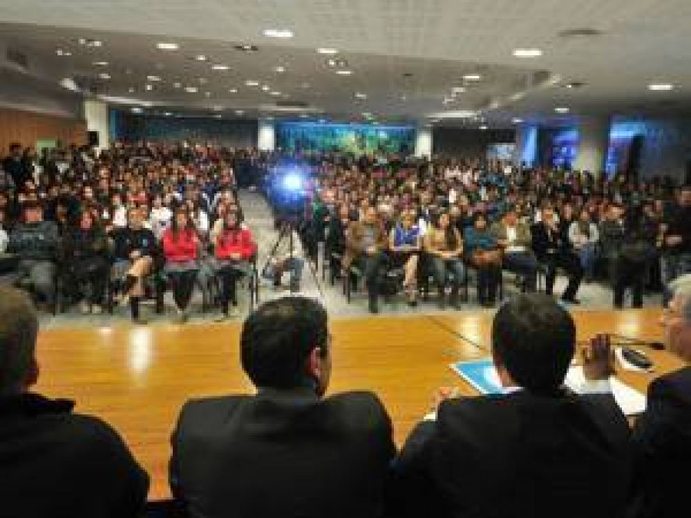 La beca al m�rito ser� para los tres mejores promedios de sexto