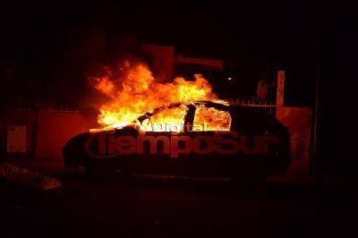 Bomberos sofocan nuevo incendio sobre veh�culo