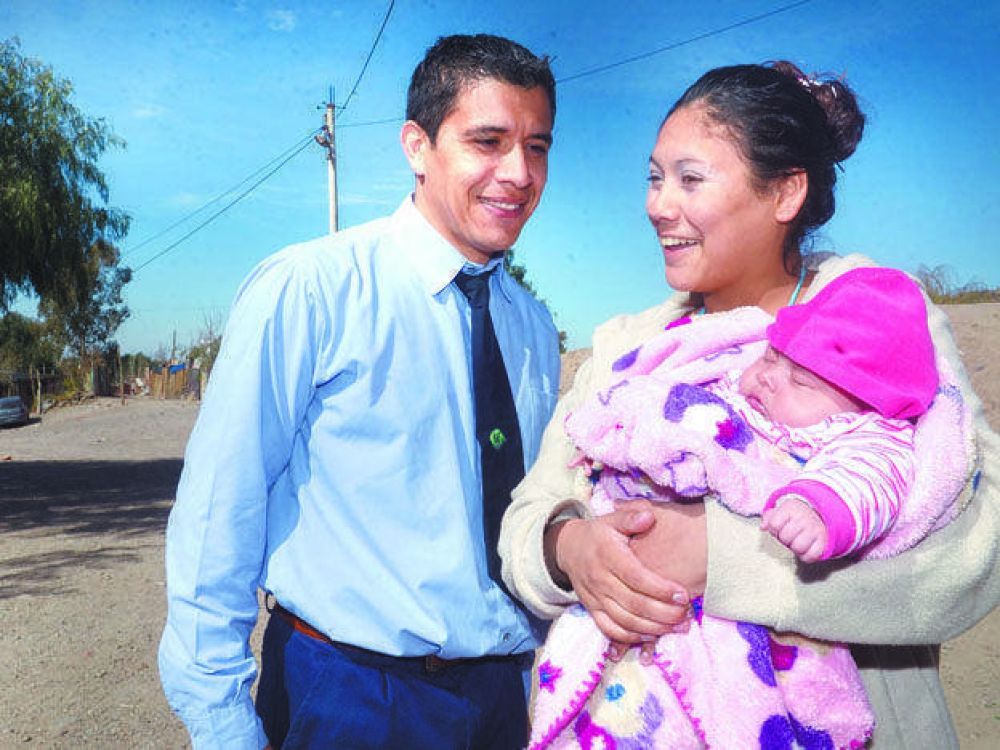 Luego de que un chofer salvara la vida de su hija, la madre de la ni�a quiere que sea su padrino