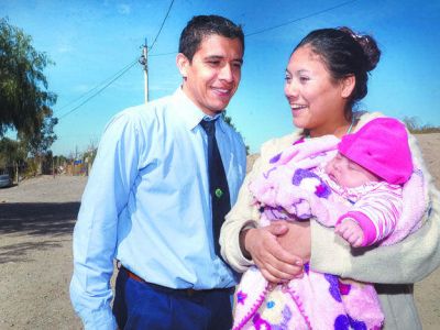 Luego de que un chofer salvara la vida de su hija, la madre de la ni�a quiere que sea su padrino