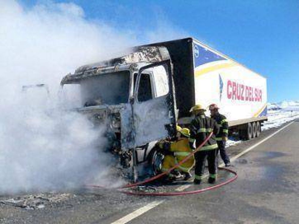 El fuego destruy� la cabina de un cami�n de �Cruz del Sur�