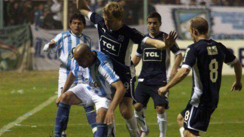 Atl�tico tuvo una noche de gloria y hundi� m�s al �Rojo�