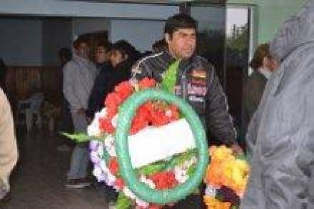 Profundas muestras de dolor en el velatorio del docente Claudio Cortes