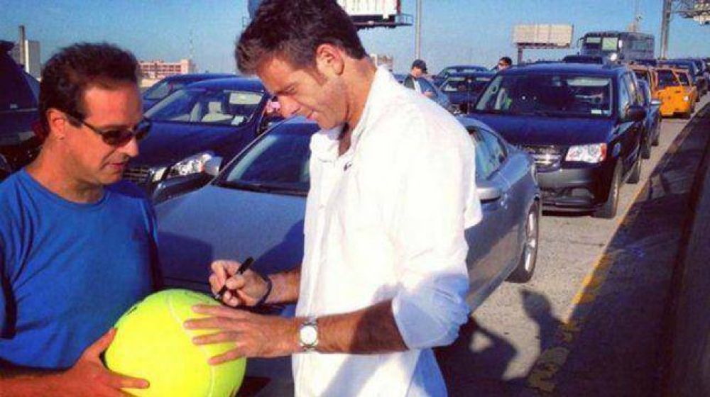 Del Potro firm� aut�grafos en medio de un embotellamiento en New York