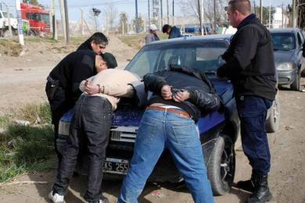 Abortan posible asalto y detienen a 2 hermanos con un arma de fuego
