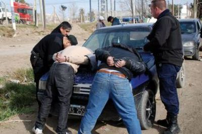 Abortan posible asalto y detienen a 2 hermanos con un arma de fuego