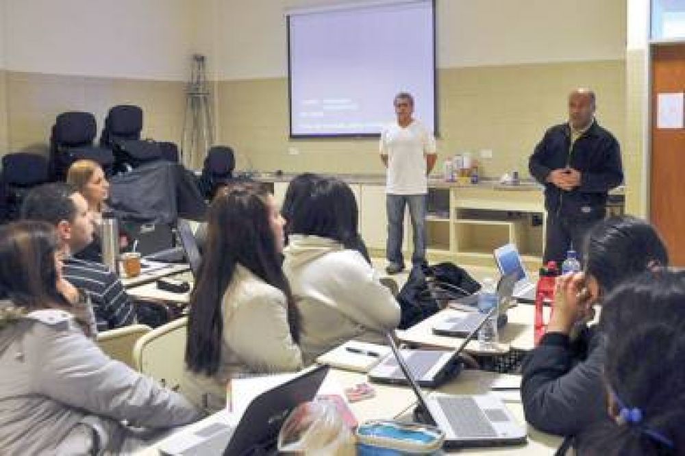 Docentes de escuelas secundarias se capacitan en alfabetizaci�n digital