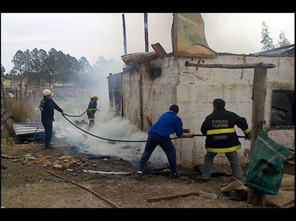 Una familia se salv� de milagro tras el incendio de su casa